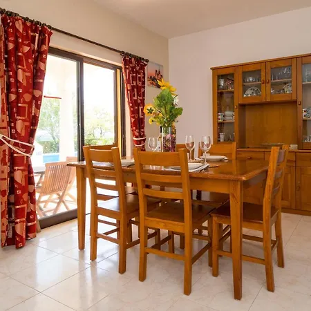 Vila Traditonal Three Bedroom Alegria